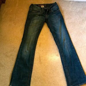 Hydraulic low rise flare cut jeans with vintage design on both back pockets.